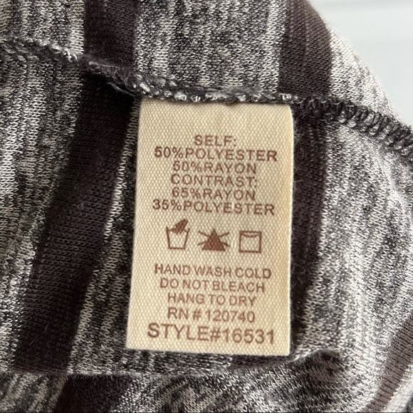 •Mystree• NWT Black and Grey Striped Long Sleeve Tee - Size Small - Picture 8 of 10